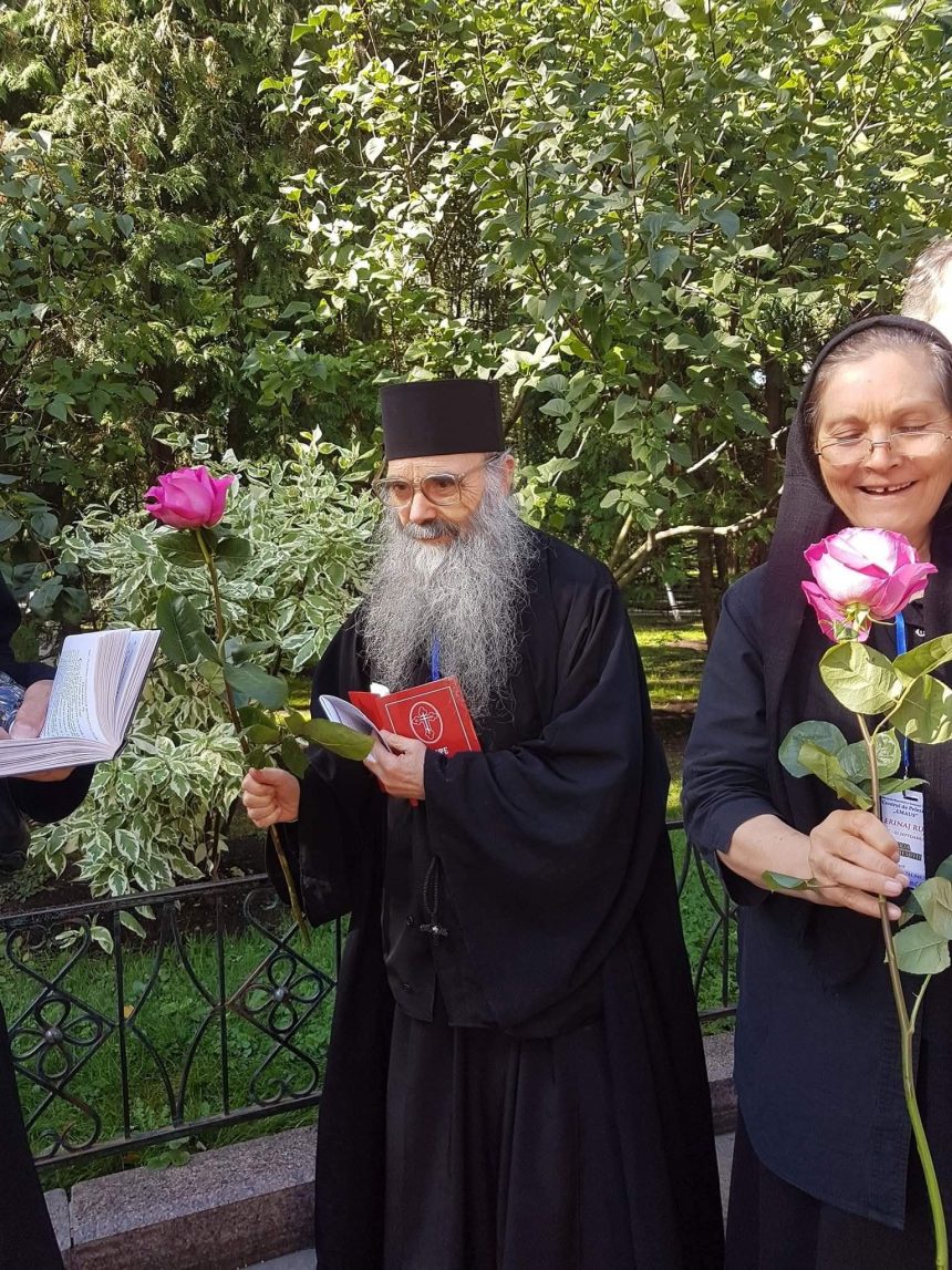 Arhimandritul Ioanichie Staretul cel Minunat Criza va trece iar Dumnezeu ii va pedepsi pe cei care ne doresc raul Luptati pana la capat pentru ca vom invinge