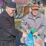Daruri de Sfintele Pasti oferite de Protoieria Ramnicu Valcea persoanelor defavorizate din proiectul Masa pe Roti