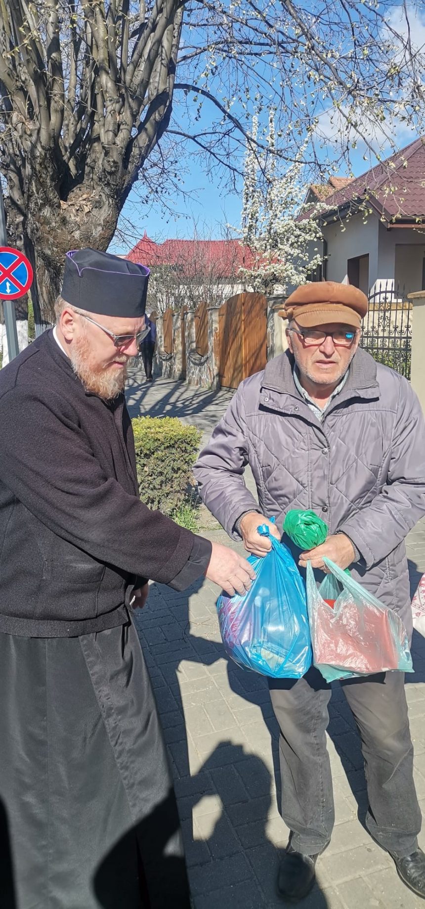 Daruri de Sfintele Pasti oferite de Protoieria Ramnicu Valcea persoanelor defavorizate din proiectul Masa pe Roti