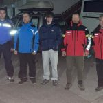 FOTO Tata si fiu salvati de echipele de interventie dupa ce au fost blocati pe munte in noaptea Invierii