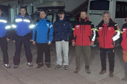 FOTO Tata si fiu salvati de echipele de interventie dupa ce au fost blocati pe munte in noaptea Invierii