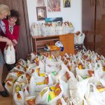 Lectie de omenie la Ramnic Femeile ortodoxe aduc lumina in casele nevoiasilor 150 de pachete pentru cei abandonati de soarta inainte de Inviere
