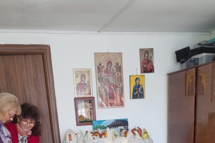 Lectie de omenie la Ramnic Femeile ortodoxe aduc lumina in casele nevoiasilor 150 de pachete pentru cei abandonati de soarta inainte de Inviere