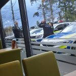Pauza de aproape o ora la cafea polititii de la Rutiera suprini la OMV Milcoiu