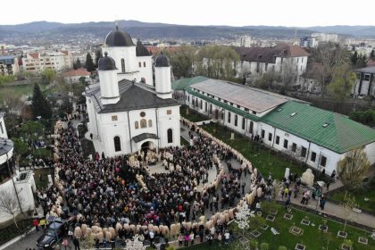 Pelerinaj de Florii la Ramnicu Valcea mii de credinciosi in comuniune si rugaciune
