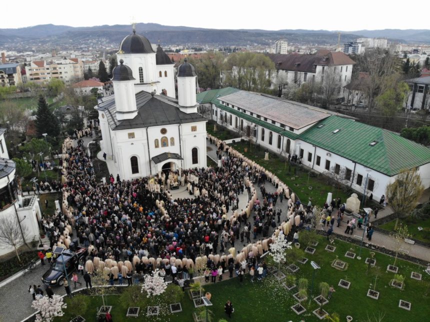 Pelerinaj de Florii la Ramnicu Valcea mii de credinciosi in comuniune si rugaciune