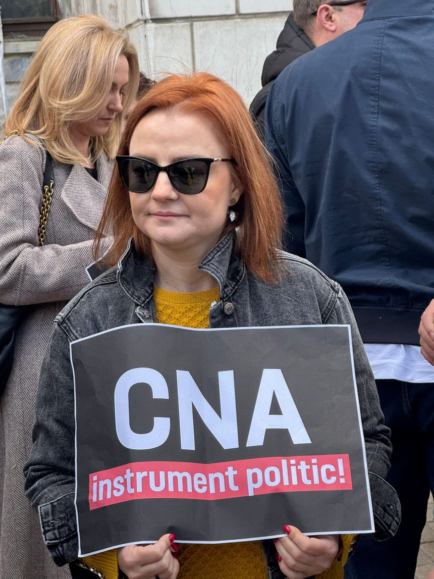 protest spontan in fata sediului cna impotriva deciziei abuzive de inchidere a televiziunii realitatea