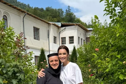 Andreea Berecleanu ntalnire emotionanta cu Maica Andreea la Manastirea Bistrita din Valcea imi era foarte dor