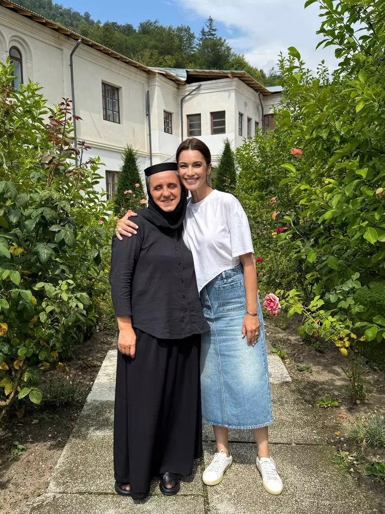 Andreea Berecleanu ntalnire emotionanta cu Maica Andreea la Manastirea Bistrita din Valcea imi era foarte dor