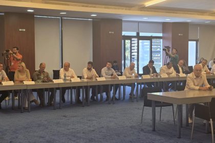 Forum de la Neptun George Simion si parlamentarii valceni Antonio Popescu si Nicolae Mindrescu la masa discutiilor privind viitorul economiei romanesti