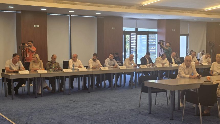 Forum de la Neptun George Simion si parlamentarii valceni Antonio Popescu si Nicolae Mindrescu la masa discutiilor privind viitorul economiei romanesti