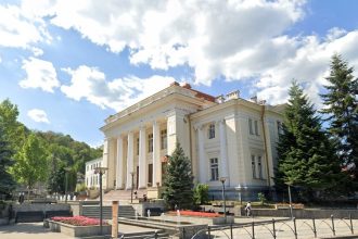 MAFIA IMOBILIARELOR A INCHEIAT SA INTERVIEZE ASUPRA TRIBUNALULUI VALCEA SUSPICUNI ALARMANTE LEGATE DE DISTRIBUIREA UNOR DOSARE