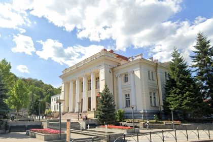 MAFIA IMOBILIARELOR A INCHEIAT SA INTERVIEZE ASUPRA TRIBUNALULUI VALCEA SUSPICUNI ALARMANTE LEGATE DE DISTRIBUIREA UNOR DOSARE