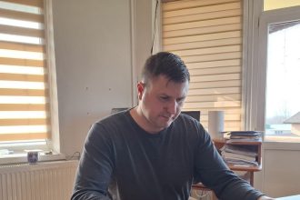 Piscina abandonata din Olanu doi ani si jumatate de promisiuni bani publici cheltuiti si niciun bazin pentru cetateni Primarul Razvan Popa o palarie prea mare pentru un cap prea mic