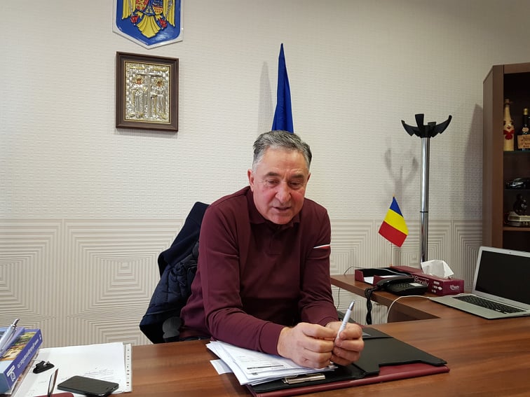SCANDAL la Ionesti Targul de la Slavitesti inchis dupa un control Taxator prins cu bani suspiciuni legate de chitante Primarul Constantin Neagoie trebuie sa oferi