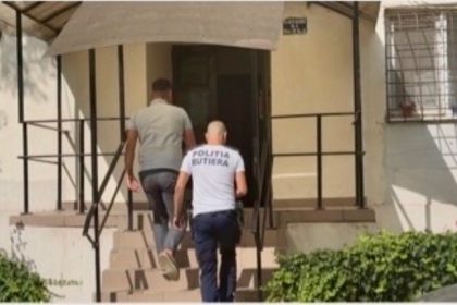 Soc in Ramnicu Valcea sotul a injunghiat o femeie de 71 de ani in propria locuinta