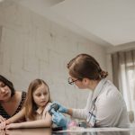 n pediatrie plasturii adecvati sunt cei care protejeaza pielea in timpul indeparatarii