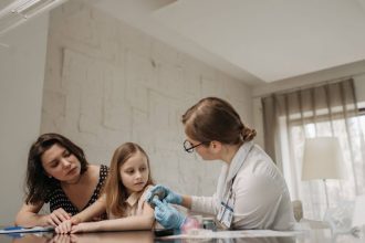 n pediatrie plasturii adecvati sunt cei care protejeaza pielea in timpul indeparatarii