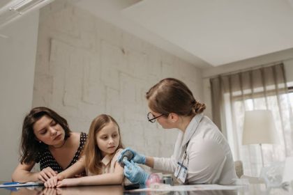 n pediatrie plasturii adecvati sunt cei care protejeaza pielea in timpul indeparatarii