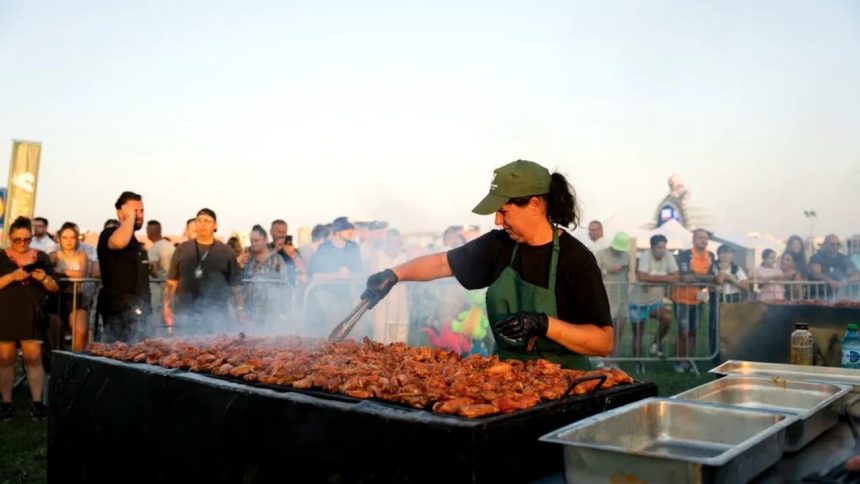 record mondial pe litoral la provincia a intrat in guinness world records dupa ce a pregatit si servit cea mai mare portie de aripioare de pui din lume in cadrul unui eveniment