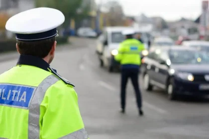 spaga lasata in masina politiei patru agenti de la rutiera descoperiti dupa o eroare incredibila un coleg a gasit banii si a alertat superiorii