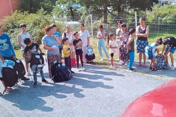 Arhiepiscopia Râmnicului a dăruit ghiozdane și rechizite pentru 2.575 de elevi