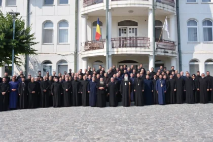 Arhiepiscopul Varsanufie îndeamnă preoții vâlceni să fie aproape de familii