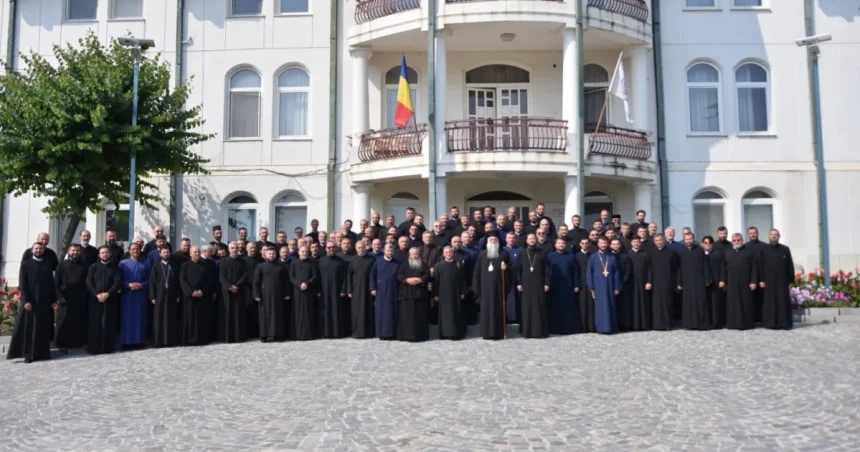 Arhiepiscopul Varsanufie îndeamnă preoții vâlceni să fie aproape de familii