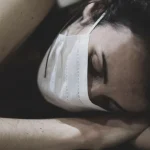 Oamenii care își lipesc gura noaptea: ce este „mouth taping” și de ce a devenit viral