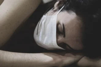 Oamenii care își lipesc gura noaptea: ce este „mouth taping” și de ce a devenit viral