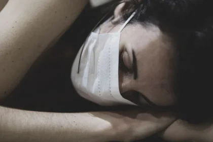 Oamenii care își lipesc gura noaptea: ce este „mouth taping” și de ce a devenit viral